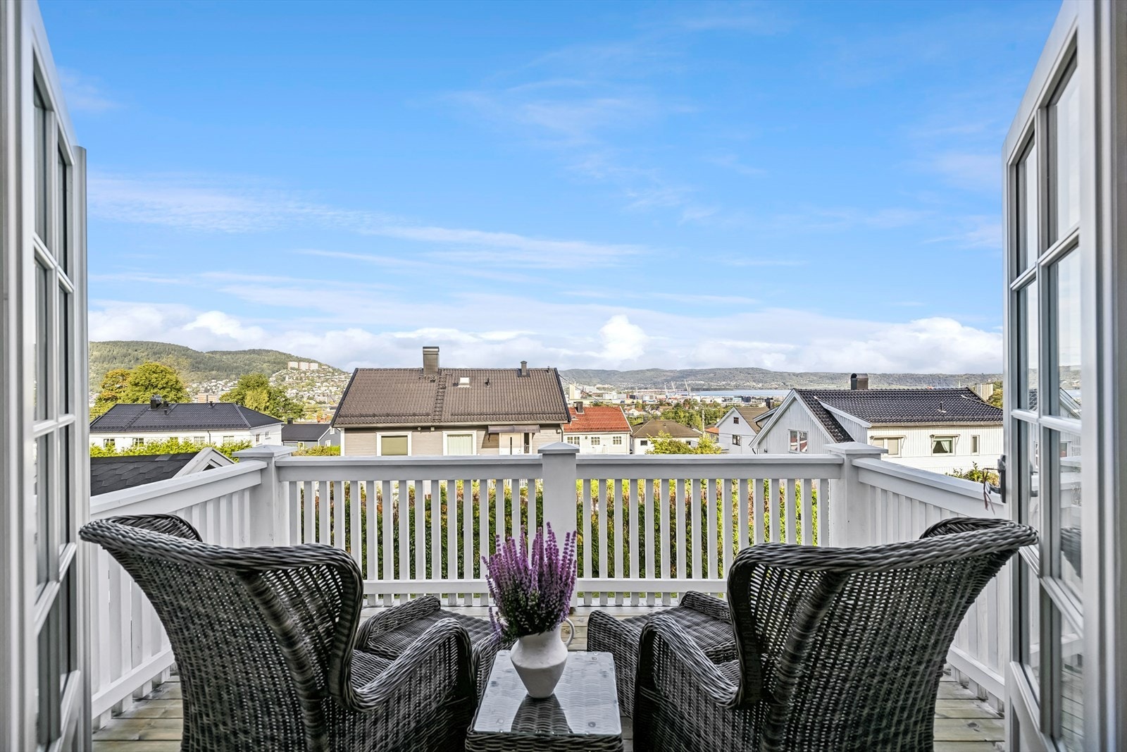 Stuen har utgang til en fin veranda med plass til en sittegruppe. Galleribilde