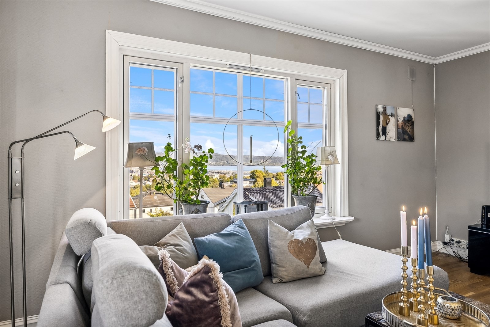 Store vinduer slipper inn mye lys og en nydelig utsikt. Galleribilde
