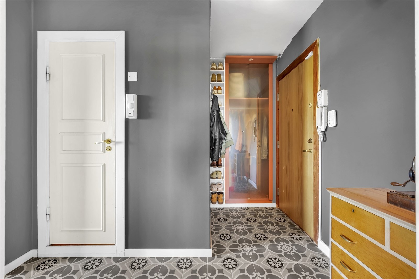 Her ønskes du velkommen inn i en hyggelig entre. Galleribilde