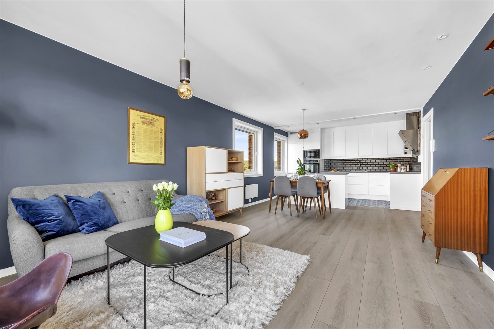 Stor stue med plass til flere sittegrupper. Galleribilde