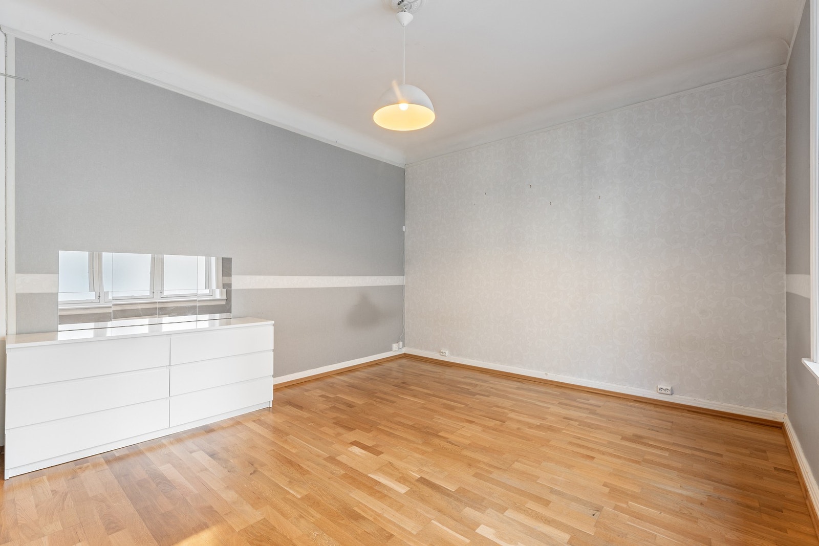 Rommet har adkomst fra mellomgangen og er plassert inntil stuen. Galleribilde