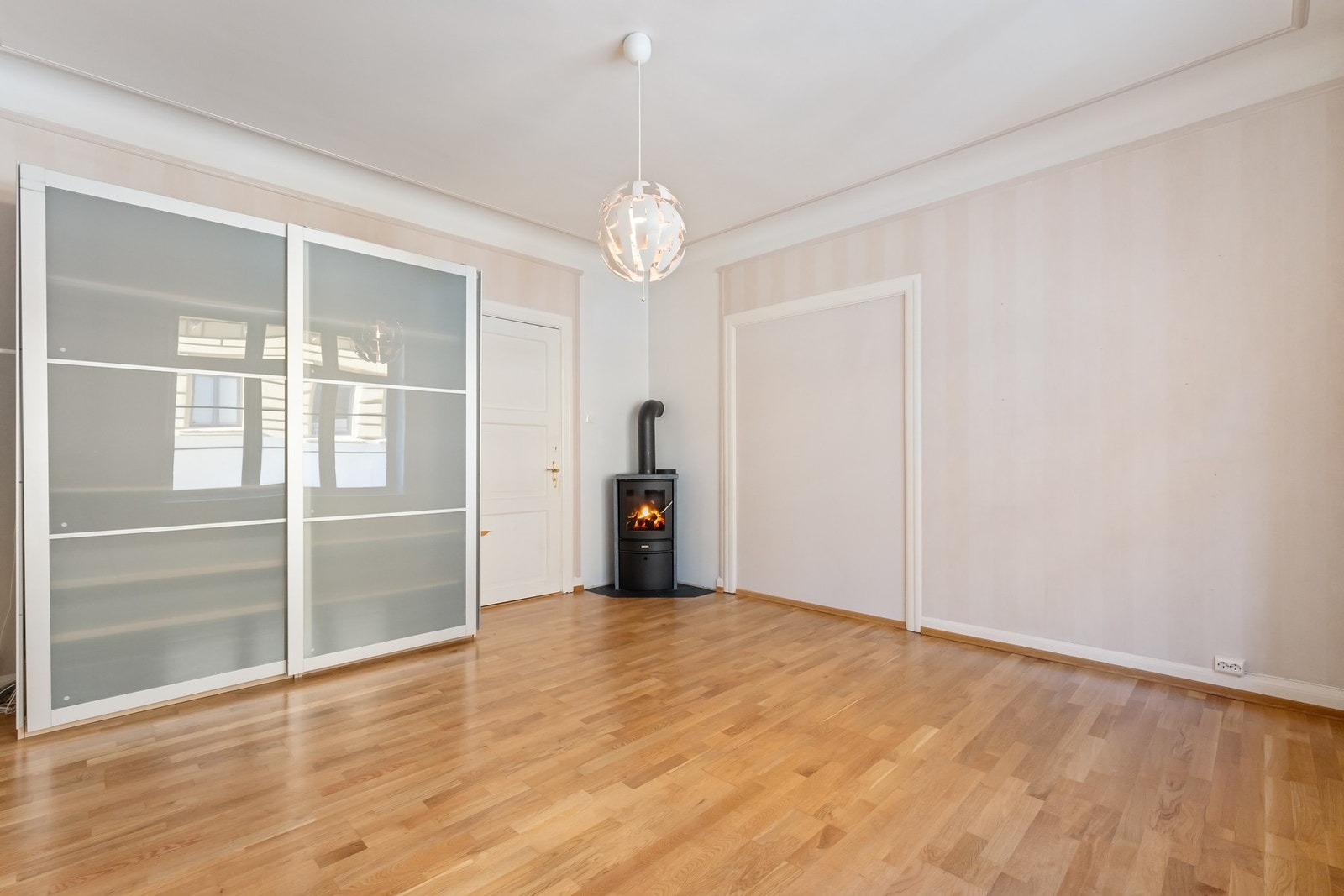 I stuen er det satt inn en peisovn som bidrar til varme på kalde vinterdager. Galleribilde