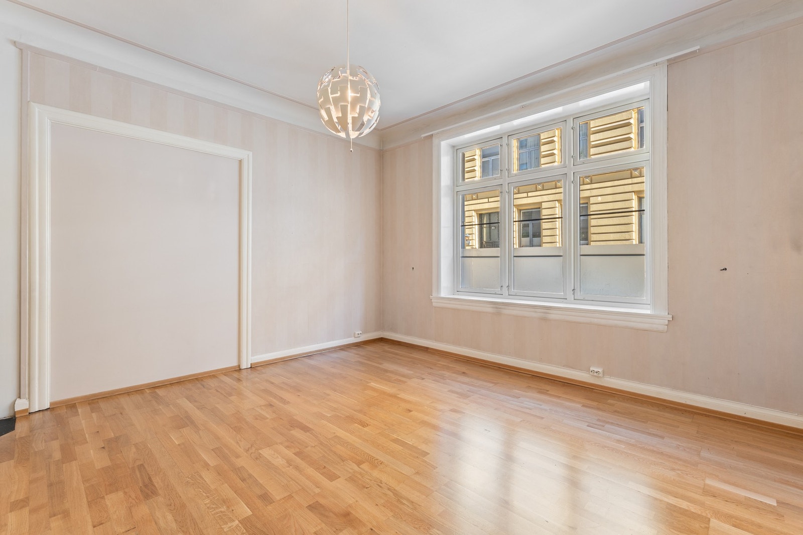 Leiligheten har en generøs takhøyde på opptil 3 meter. Galleribilde