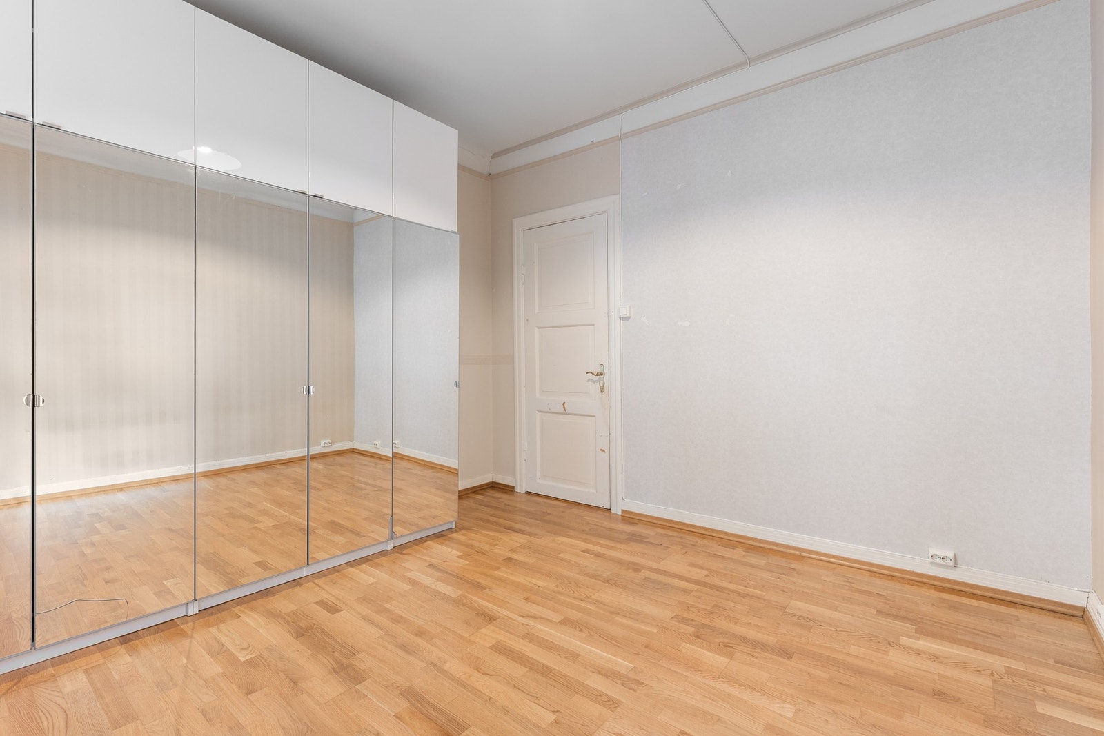 Rommet er plassert inntil badet, med adkomst fra mellomgangen. Galleribilde