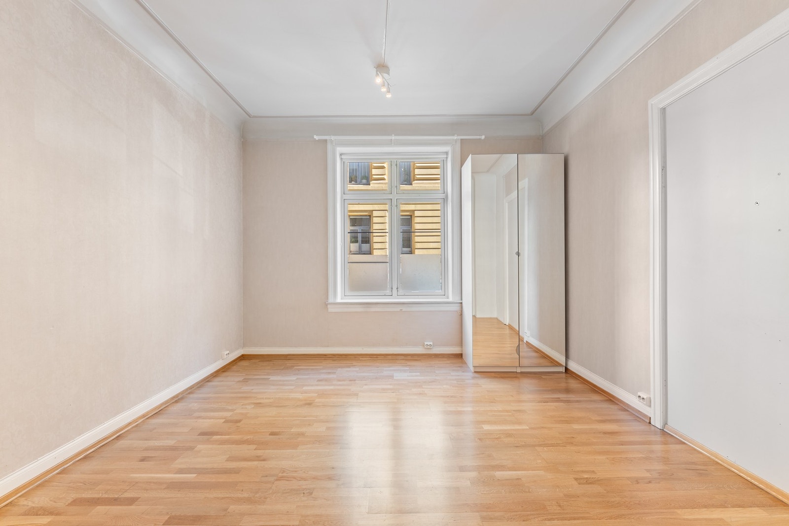 Leiligheten har gjennomgående behov for modernisering. Galleribilde