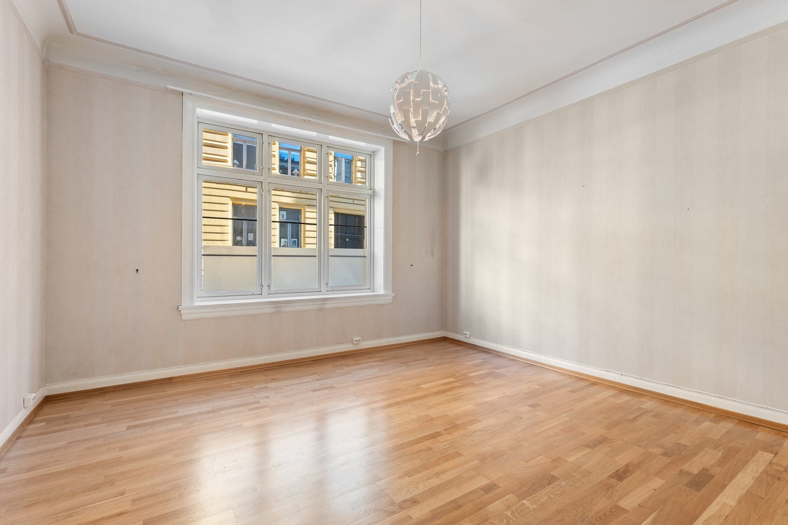 Lys og romslig stue med store vindusflater. Galleribilde