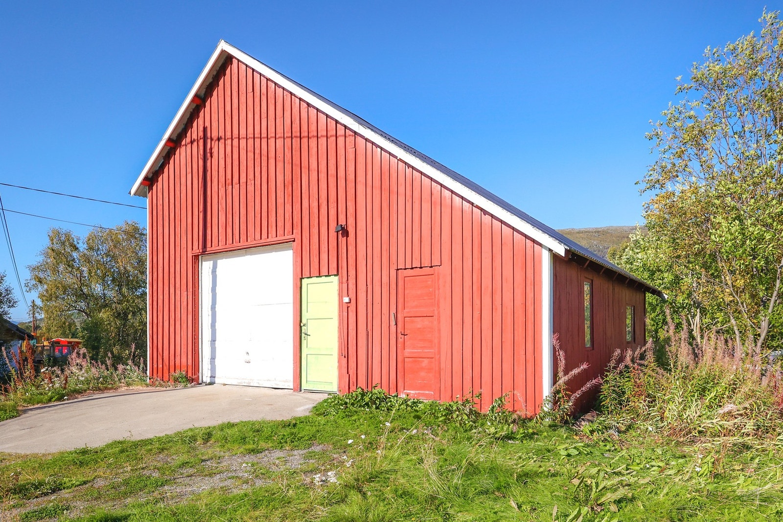 Garasje med god plass til både bil og lagring. Galleribilde