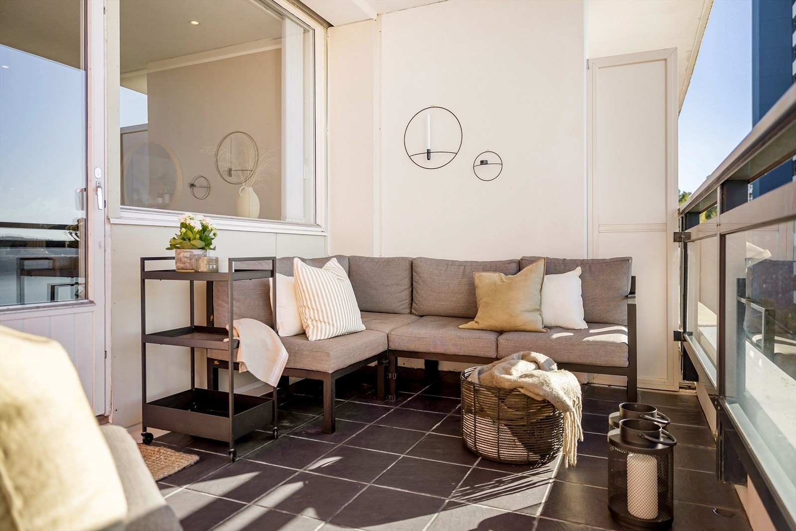Balkongen har plass til både komfortable utemøbler og grill. Galleribilde