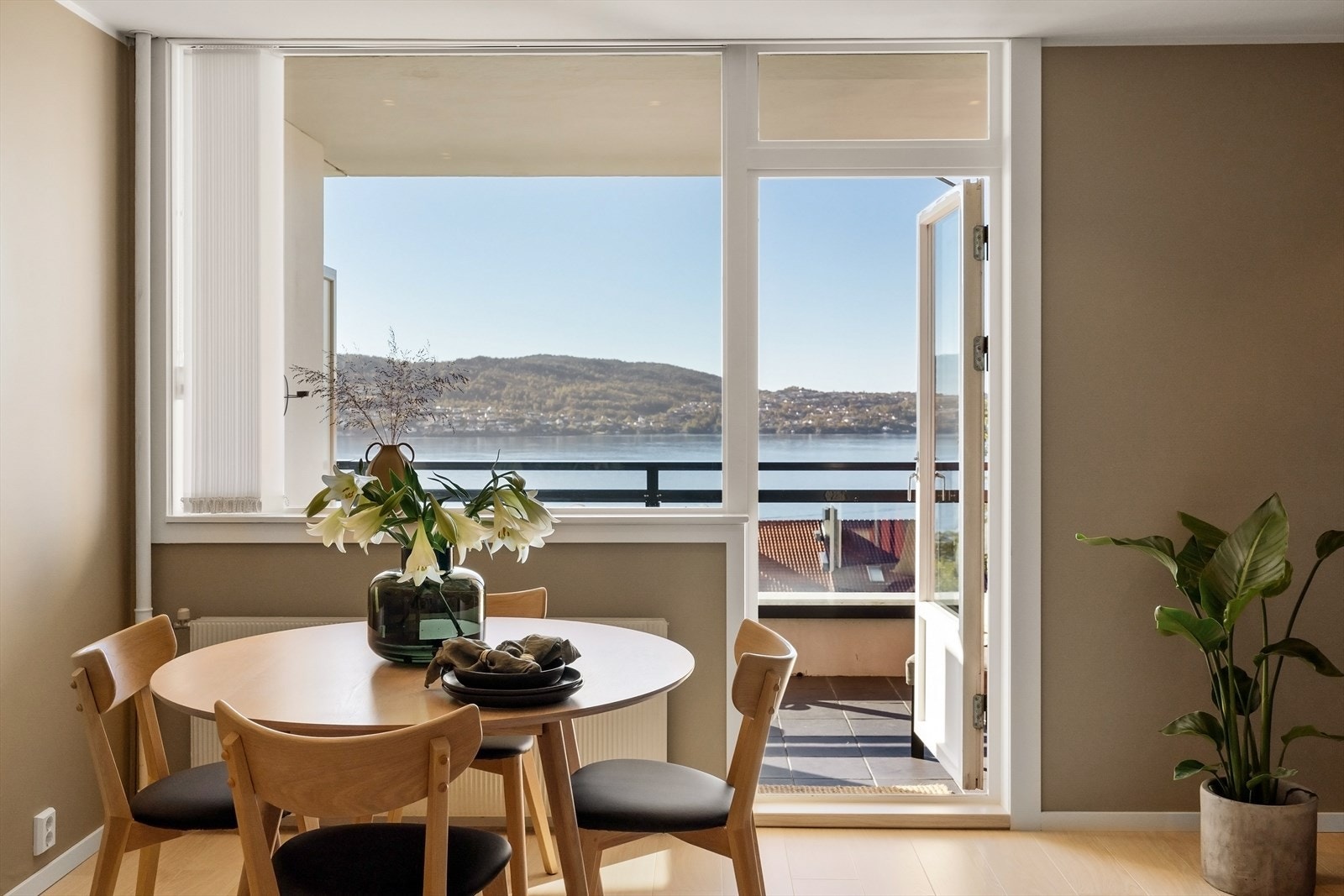 Fra stuen har man direkte utgang til en flott, vestvendt balkong på 9 kvm, hvor man kan nyte lange, solrike ettermiddager og kvelder. Galleribilde