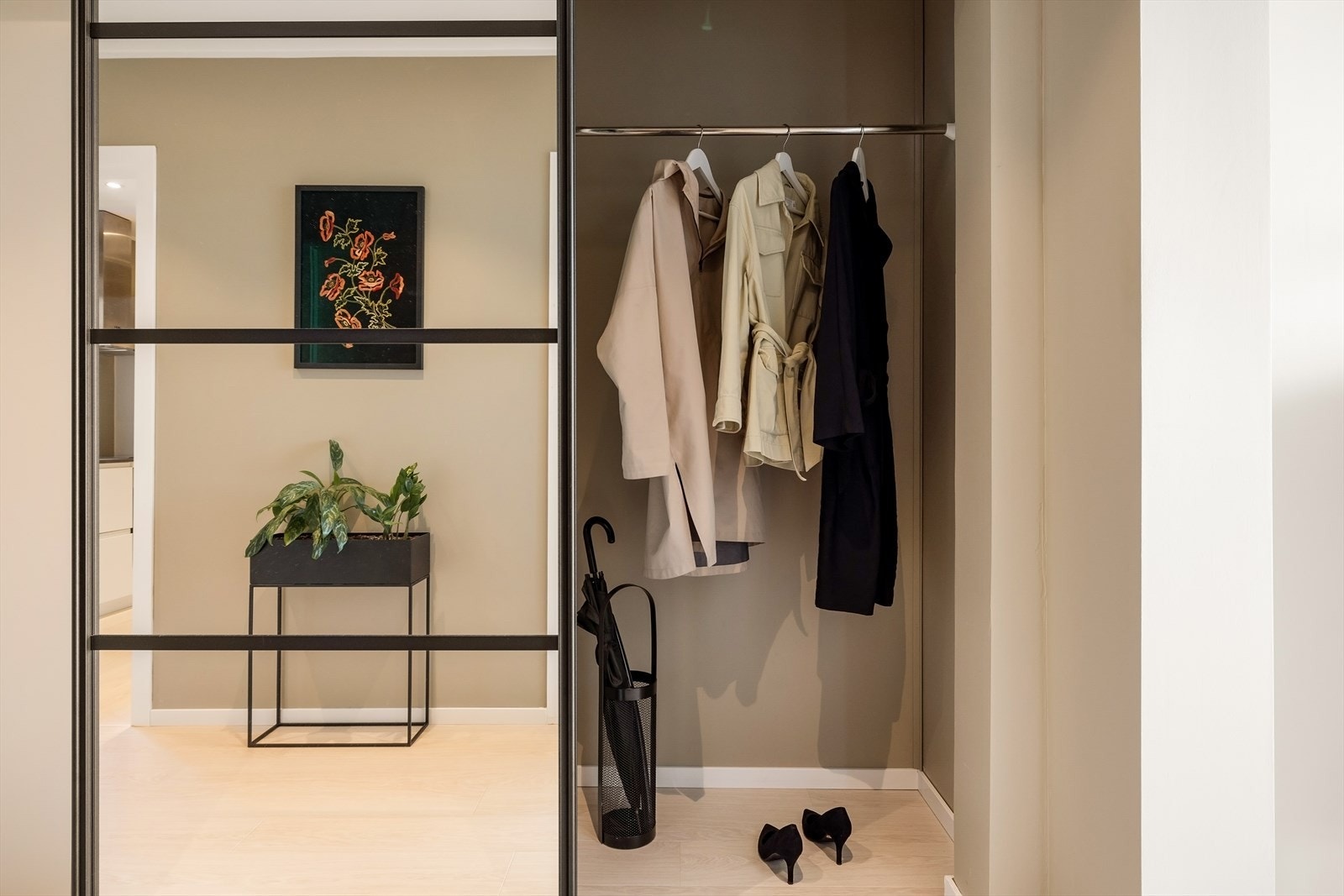 I tillegg er det en praktisk garderobe som gir ekstra lagringsplass, slik at inngangspartiet fremstår både ryddig og funksjonelt. Galleribilde