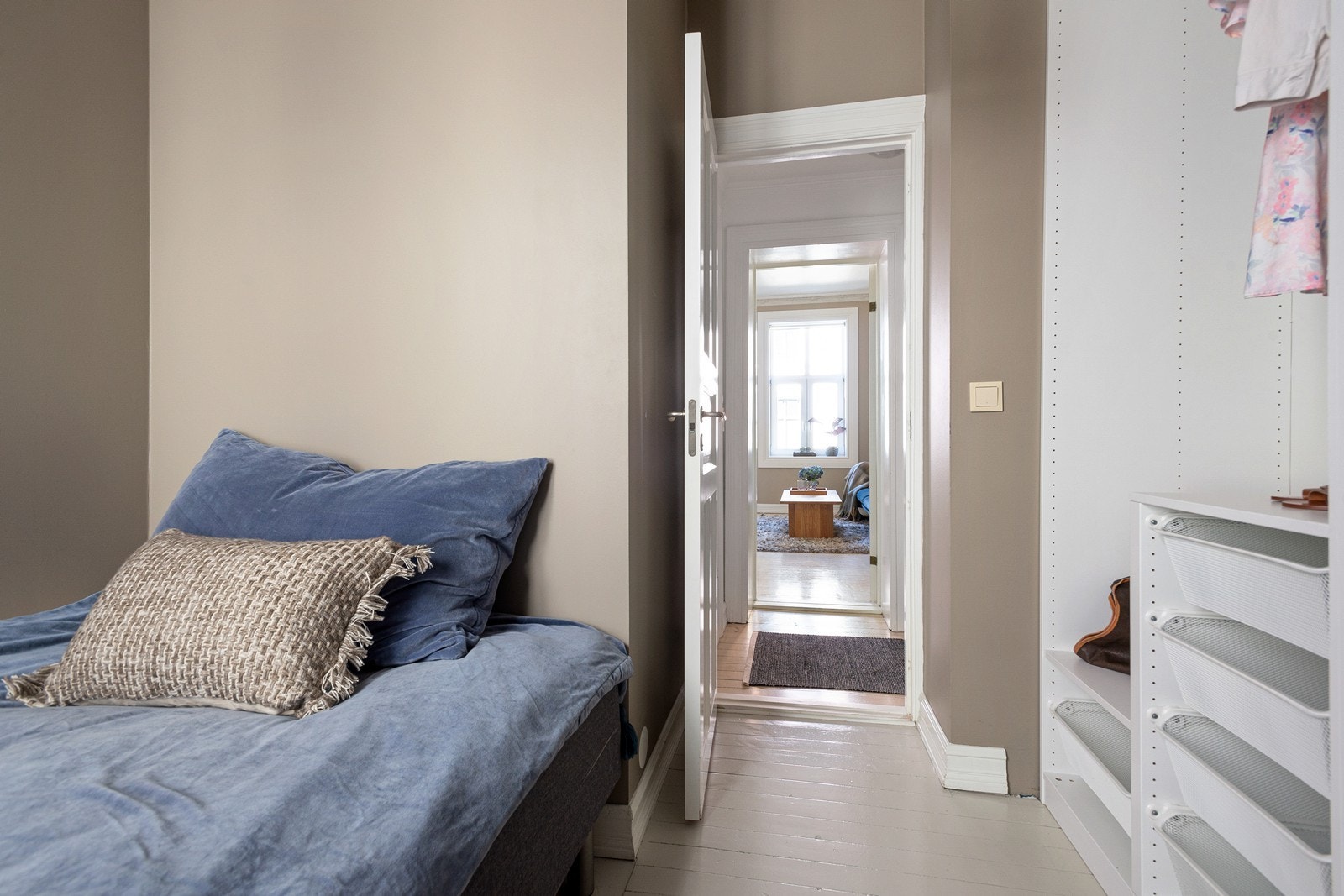 Soverommet i leiligheten vender inn mot rolig bakgård Galleribilde