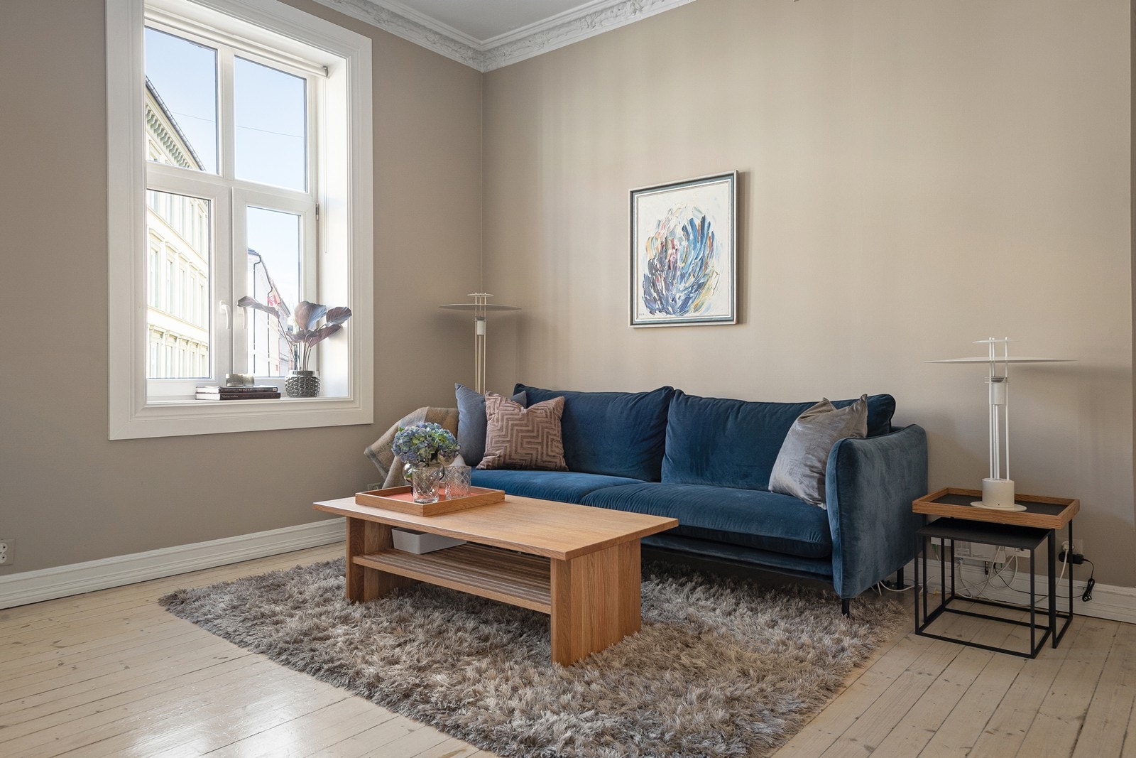 De store vindusflatene i stue bidrar til godt med naturlig lys inn i leiligheten Galleribilde