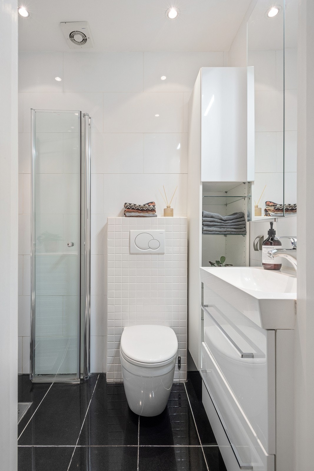 Flott flislagt bad med varme i gulv og mekanisk avtrekk Galleribilde