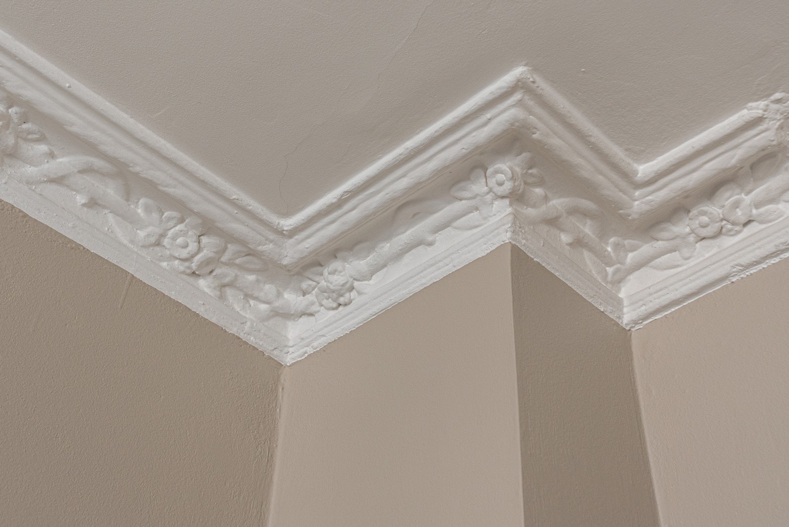 Leiligheten holder et klassisk og sjarmerende preg med blandt annet høye gulvlister og stukkatur i taket Galleribilde