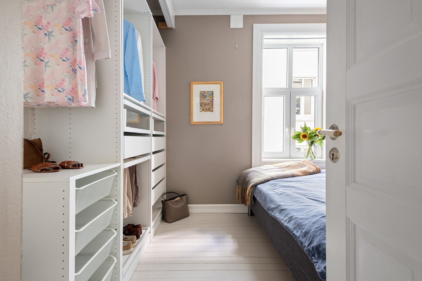 På soverommet er det plass til dobbeltseng og spesialtilpasset skapløsning Galleribilde