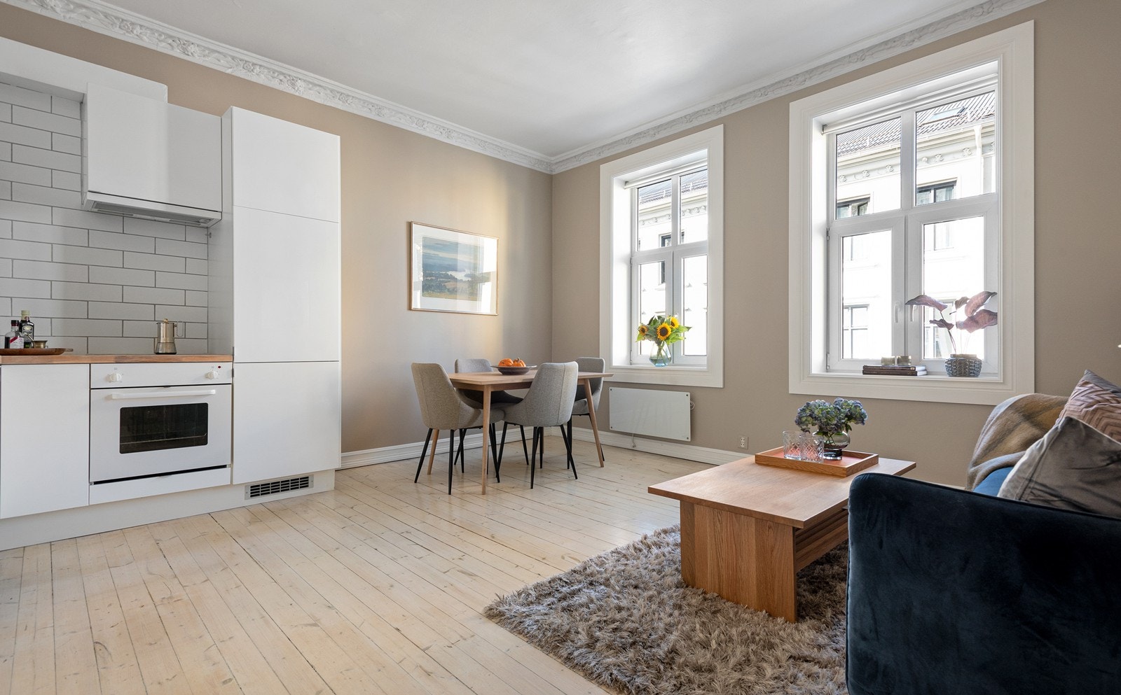 Lys og innbydende 2-roms i klassisk bygård fra 1869. Her bor du i et urbant miljø med en rekke hyggelige spiseplasser i nærområdet Galleribilde