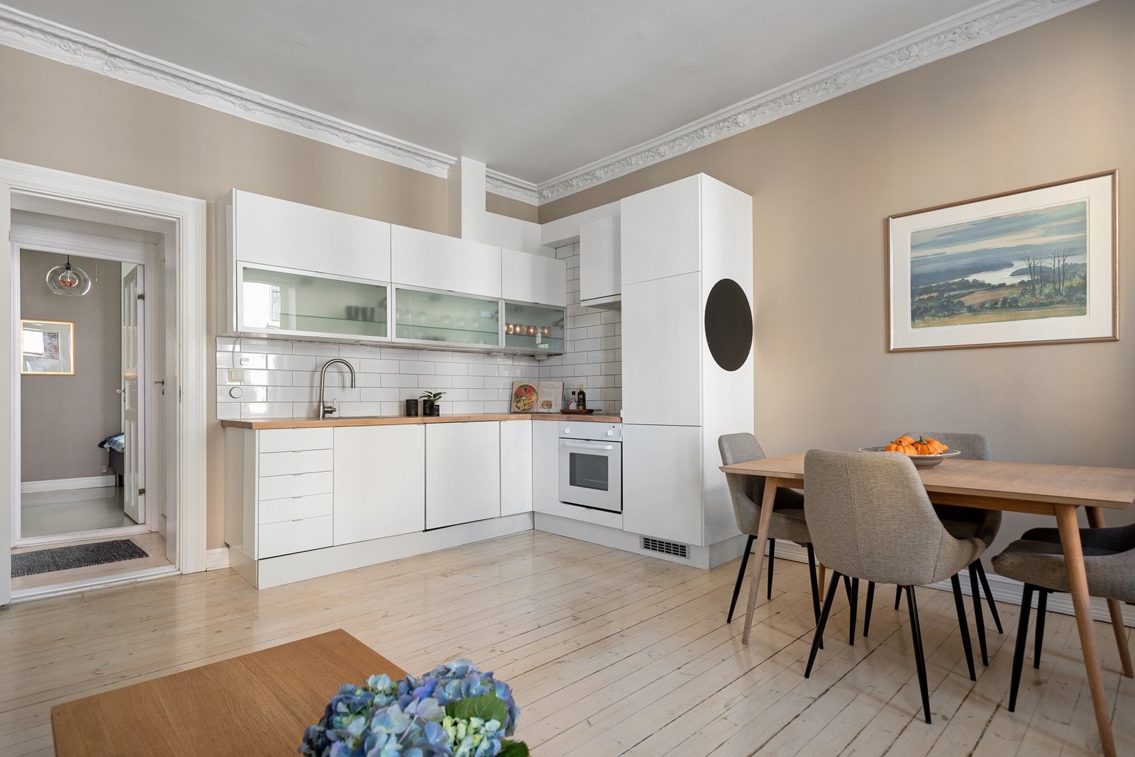 Flott kjøkken med integrert stekovn, platetopp, oppvaskmaskin og kjøl/fryseskap. Makanisk avtrekk over stekesonen Galleribilde