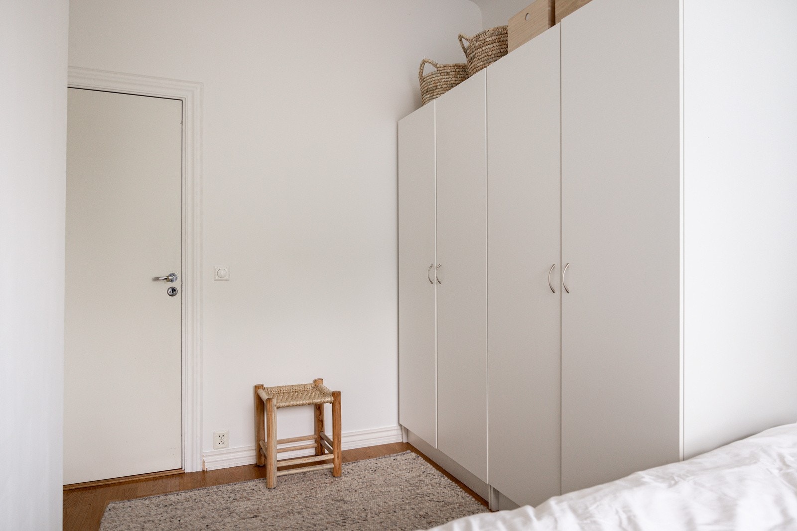 På soverommet har du plass til en dobbeltseng med tilhørende nattbord, samt god oppbevaringsplass i medfølgende garderobeskap. Galleribilde