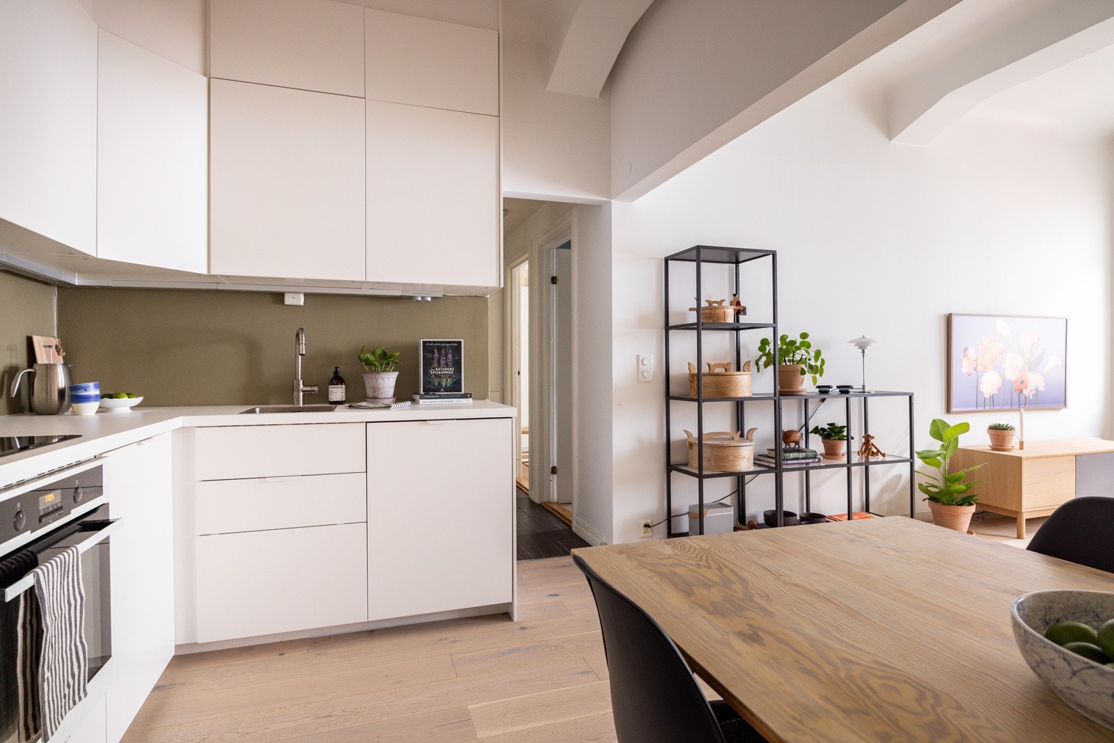 Kjøkkenet er fullt utstyrt med integrerte hvitevarer som medfølger i handelen. Galleribilde