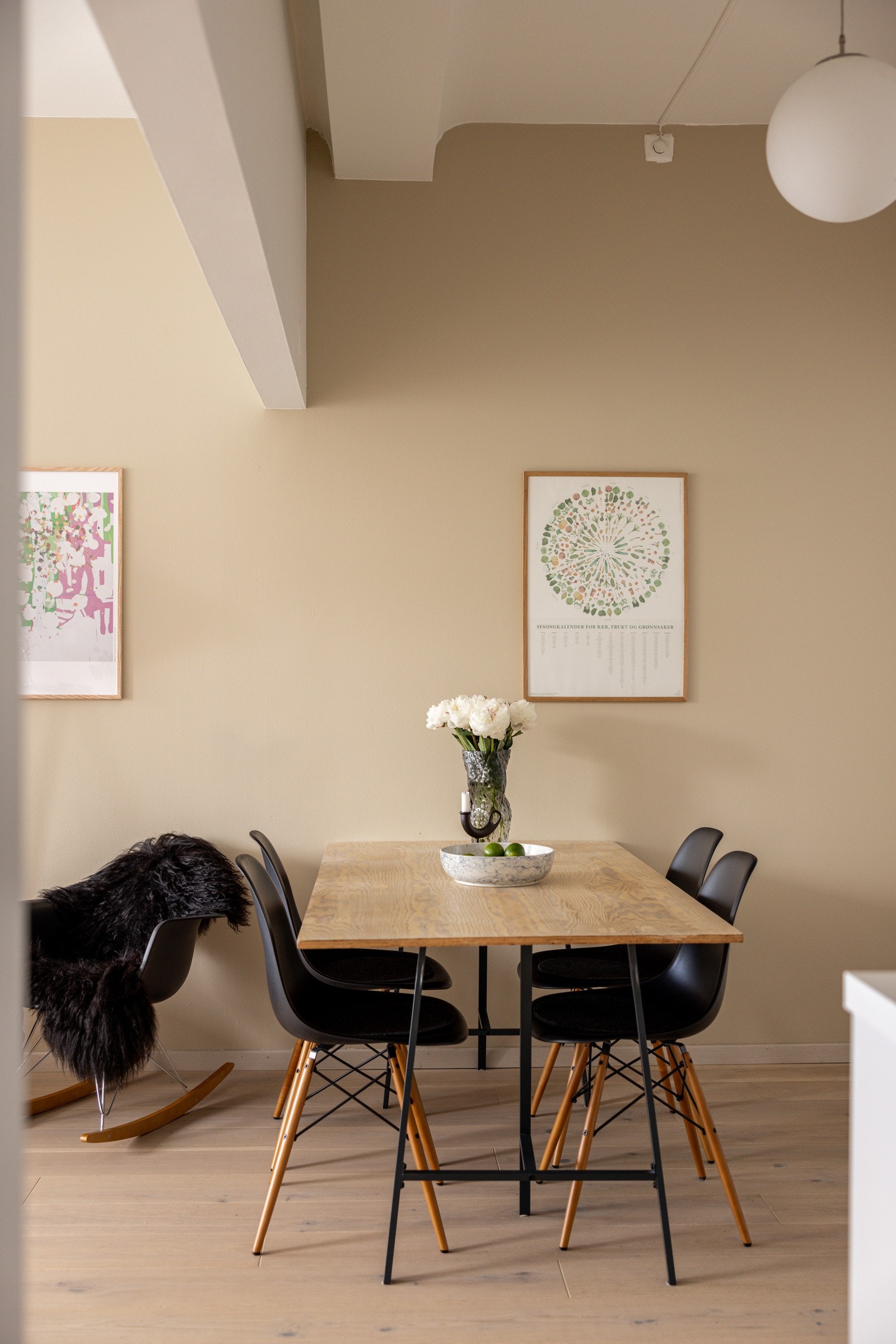 God standard med pen enstavs parkett på gulv og glatte lysmalte overflater med en fin kontrastvegg malt i en varm farge. Galleribilde