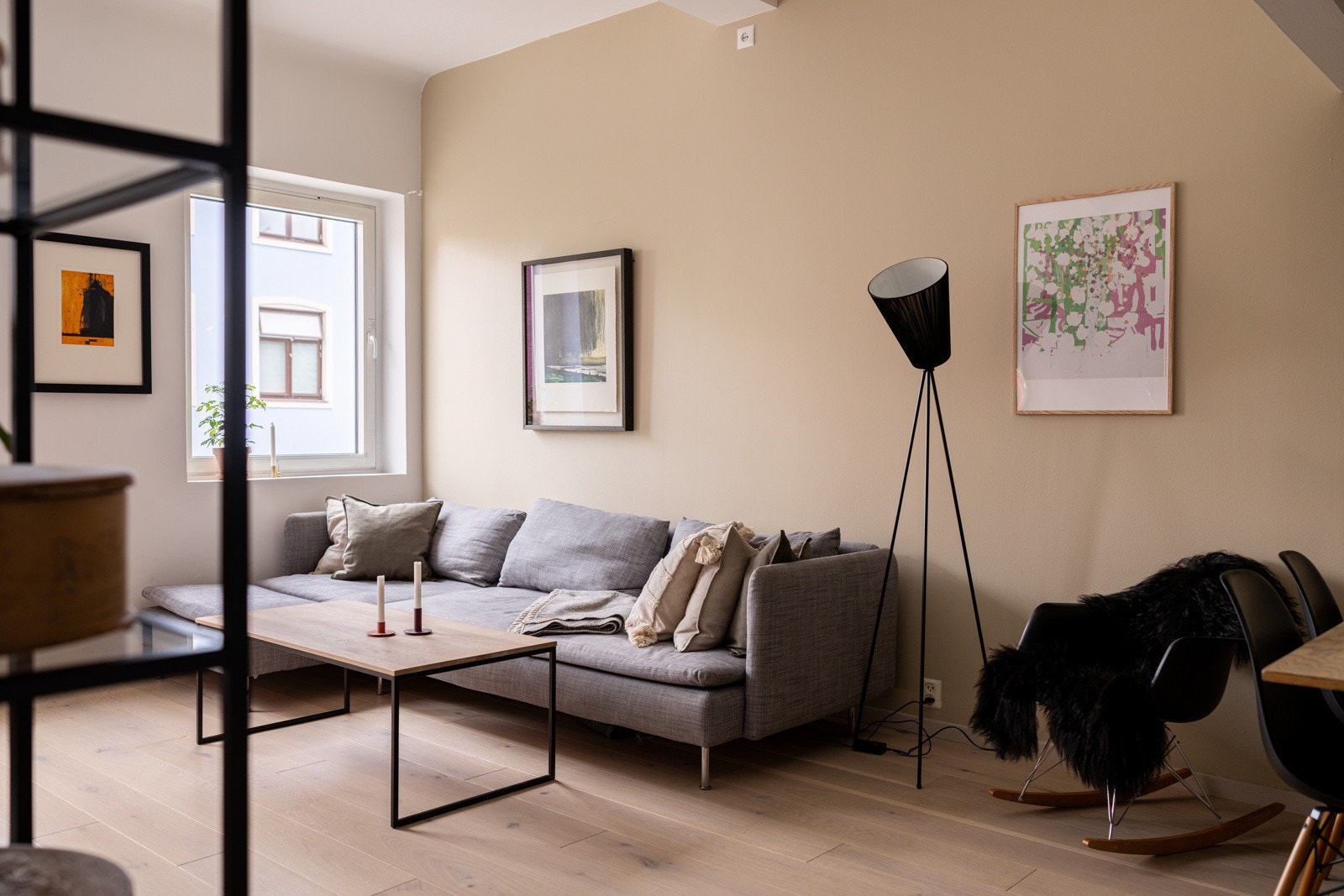 Stuen er det naturlige oppholdsrommet i leiligheten, og er et lyst, fint og luftig rom. Galleribilde