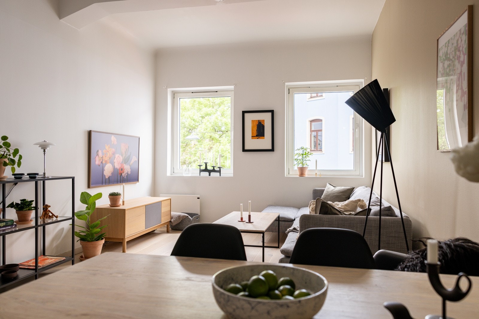 Stuen er det naturlige oppholdsrommet i leiligheten, og er et lyst, fint og luftig rom. Galleribilde