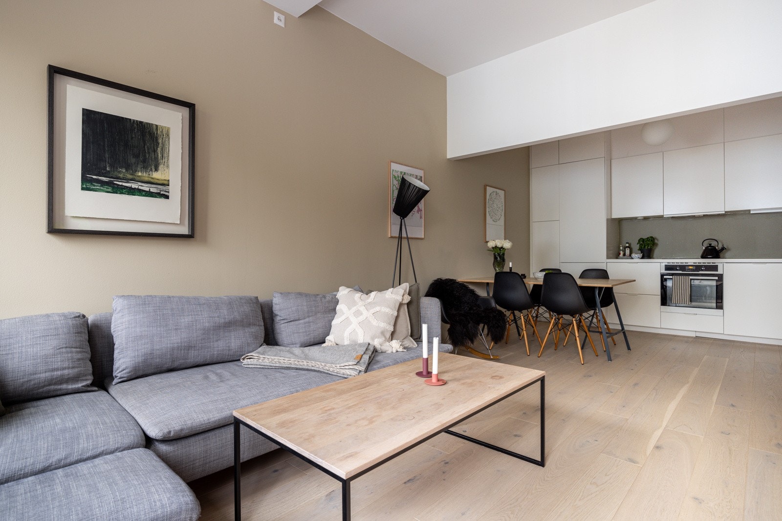 Lysinnslippet sammen med den fantastiske takhøyden på ca. 2,97 meter bidrar til en god og luftig romfølelse. Galleribilde