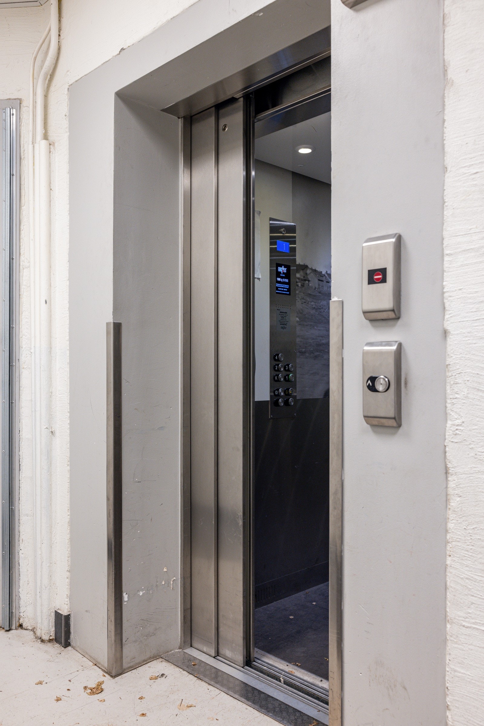 Du tar deg opp til leiligheten i byggets 3. etasje via felles trapperom med heis. Galleribilde