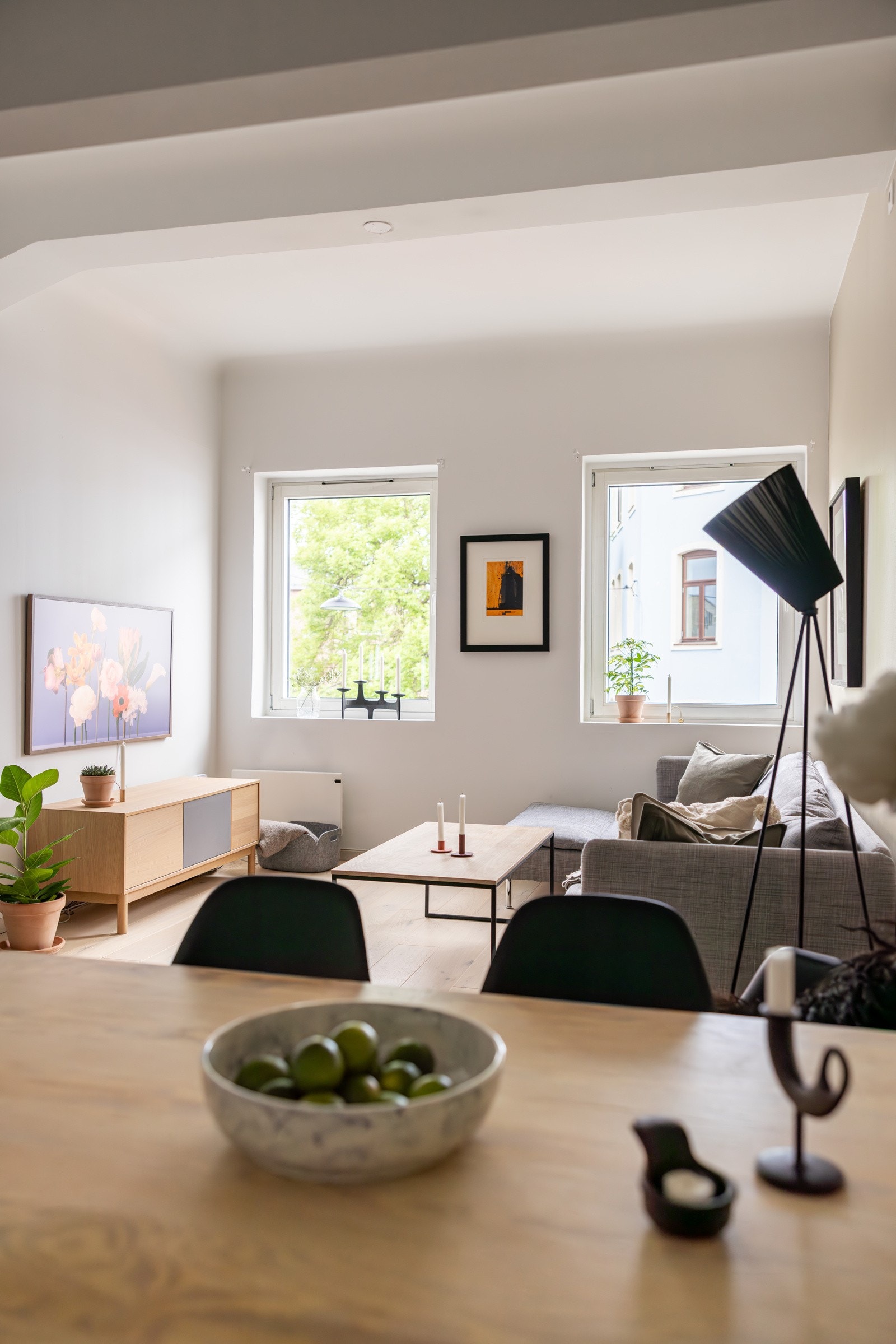 Stuen er enkel å møblere med både sofagruppe, mediemøblement og et spisebord. Stuen er enkel å møblere med både sofagruppe, mediemøblement og et spisebord. Galleribilde