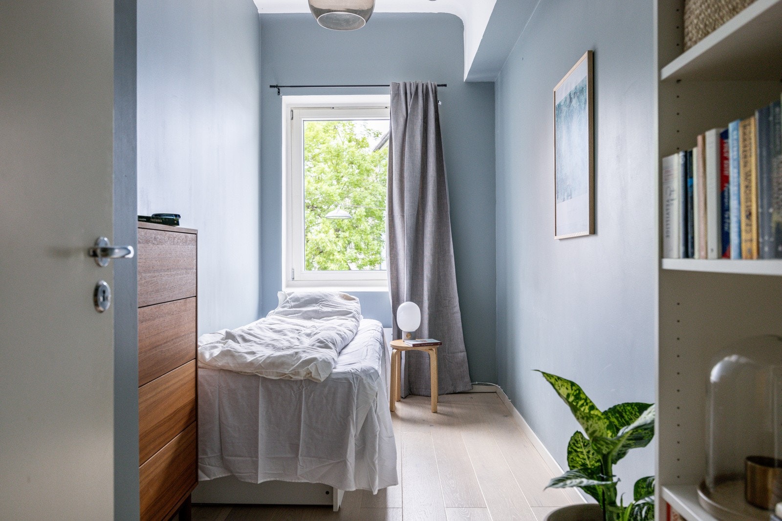 God og moderne standard med pen enstavs parkett på gulv og overflater malt i en fin mørk blåfarge. Også dette soverommet har stor vindusflate og fantastisk takhøyde på ca. 2,97 meter. Galleribilde