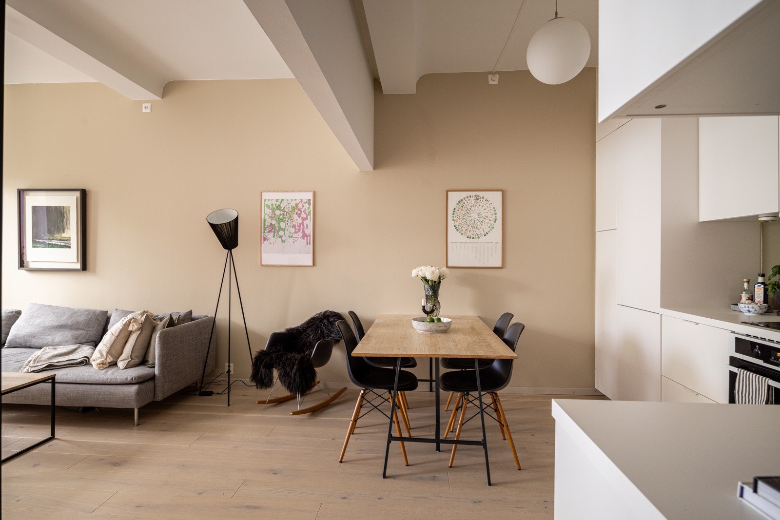 Stilrent og moderne kjøkken som ble oppgradert med nye fronter og benkeplater i 2020. Galleribilde