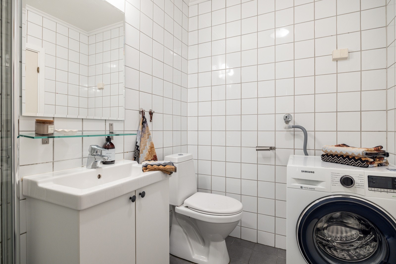 Plass og opplegg for vaskemaskin og tørketrommel over om ønskelig. Mekanisk avtrekk med ventil plassert i himling (styres fra kjøkkenventilator). Galleribilde