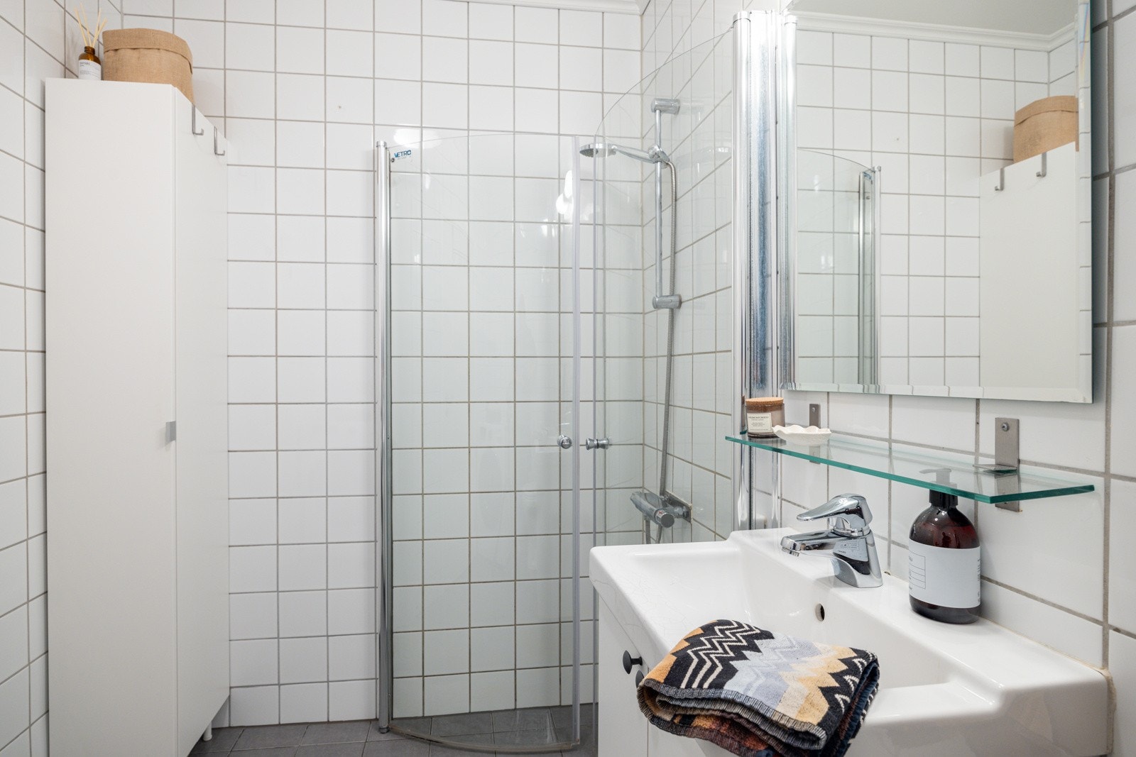 Leiligheten har et lyst flislagt baderom med gulvvarme som ble pusset opp i 1997. Baderommet ble oppgradert med ny påstøp med varmekabel og gulvfliser over eksisterende fliser i ca. 2016 ifølge selger. Galleribilde