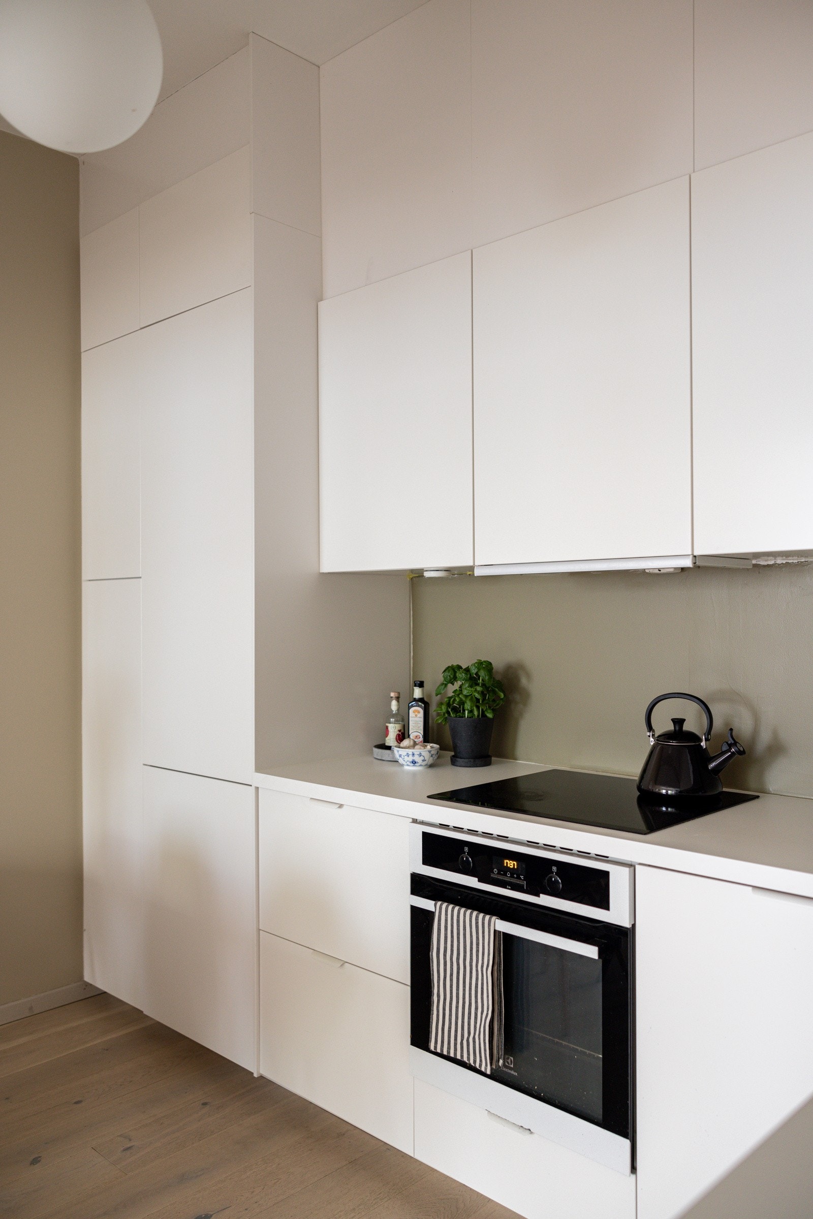 Du har god skap- og benkeplass i innredningen som har hvite fronter og laminert benkeplate med nedfelt oppvaskkum. Integrerte hvitevarer som stekeovn, platetopp, oppvaskmaskin og kjøleskap med frysedel. Galleribilde