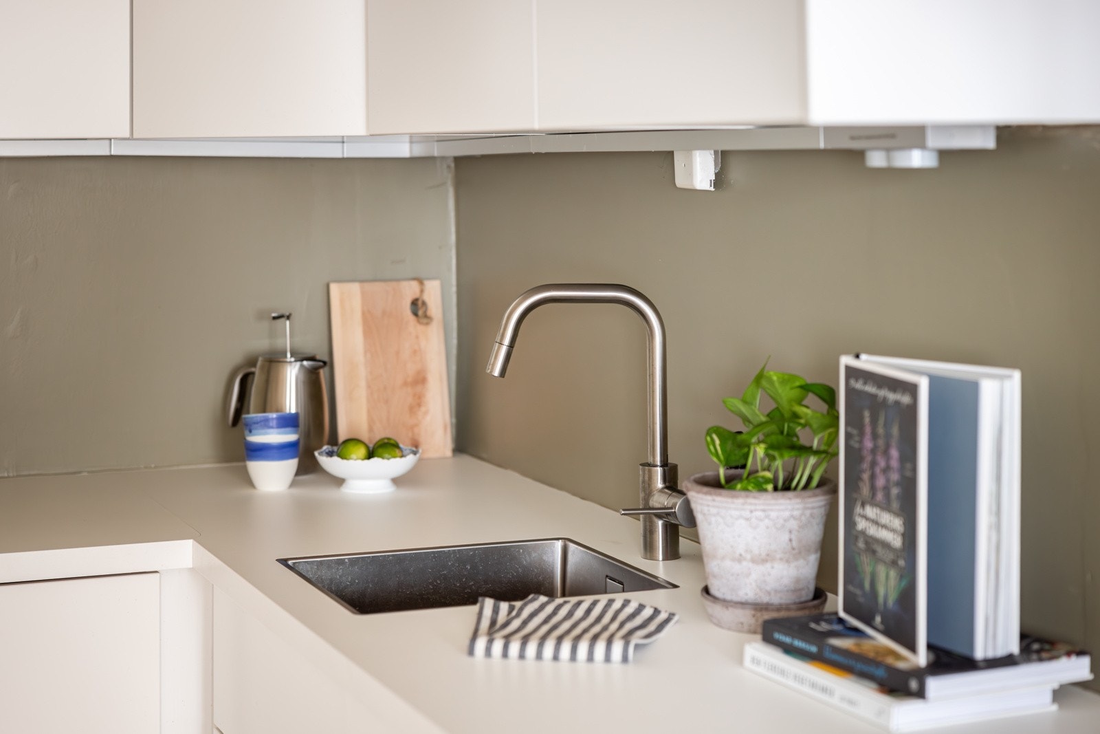 Praktisk med belysning under overskapene. Det er også montert komfyrvakt ved platetoppen. Galleribilde