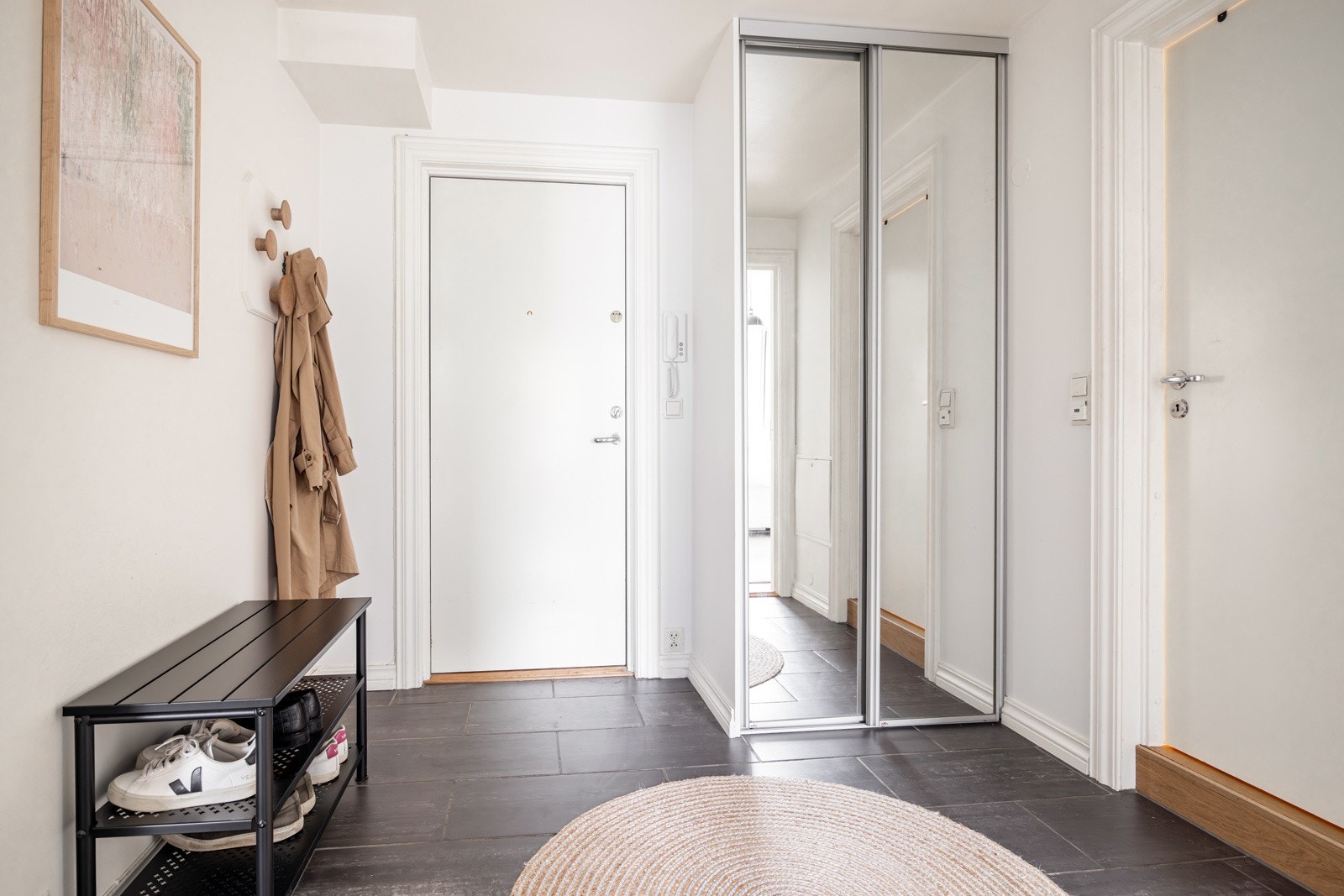 I entréen har du god plass til sko og yttertøy i romslig plassbygget skyvedørsgarderobe med speildører, samt ytterligere plass til oppheng, skoskap eller kommoder. Galleribilde