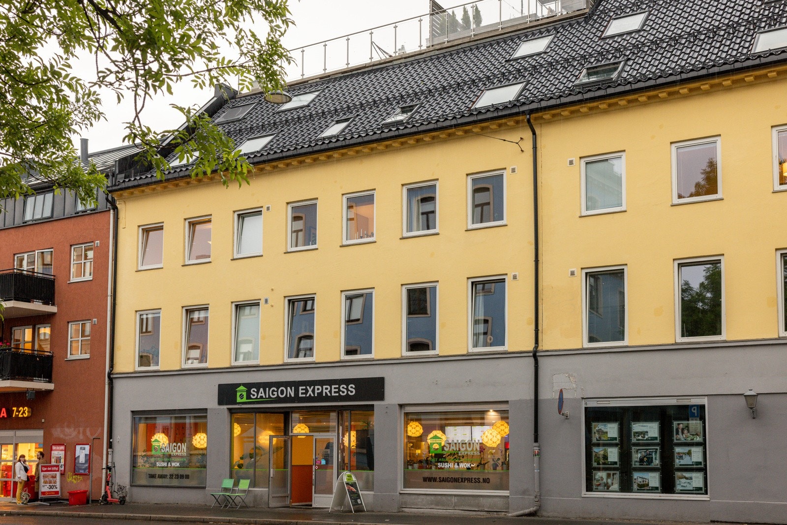 Leiligheten har en fin og sentral beliggenhet i hjertet av Sagene. Her har du fordelen av å bo sentralt med god kollektivtransport rett rundt hjørnet samtidig som det er kort vei til mange parker og fine turstier langs Akerselva. Galleribilde