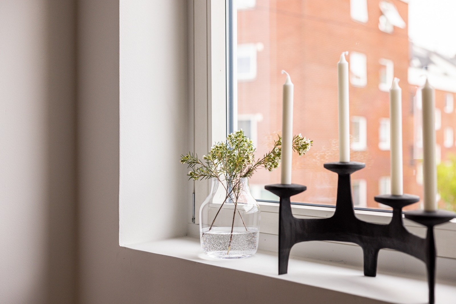 Alle vinduene i leiligheten var nye i 2011, og det er brede vinduskarmer for planter og dekor. Galleribilde