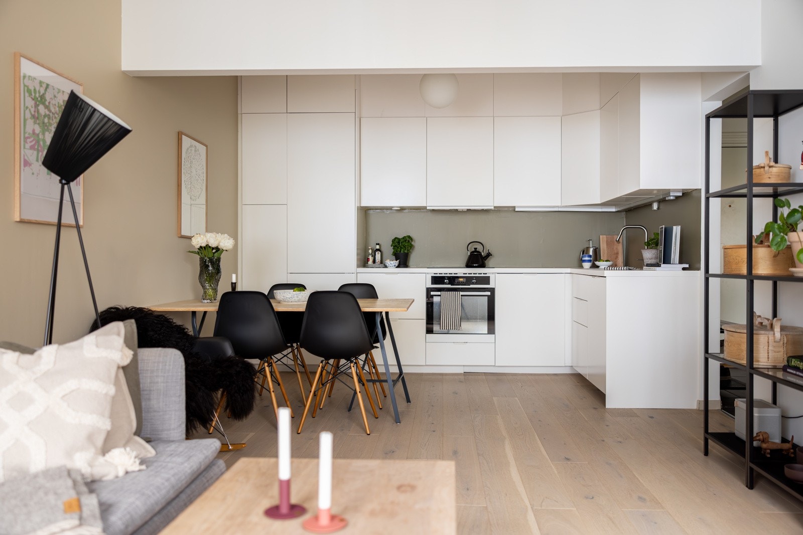 Kjøkkenet ligger i en fin, sosial og åpen løsning med stuen. Galleribilde