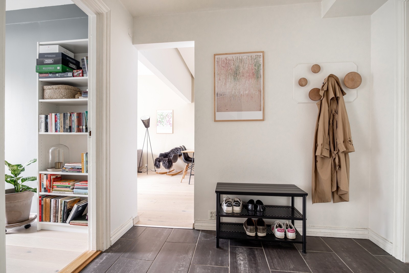 Montert porttelefon og sikringsskap med automatsikringer på vegg. Galleribilde