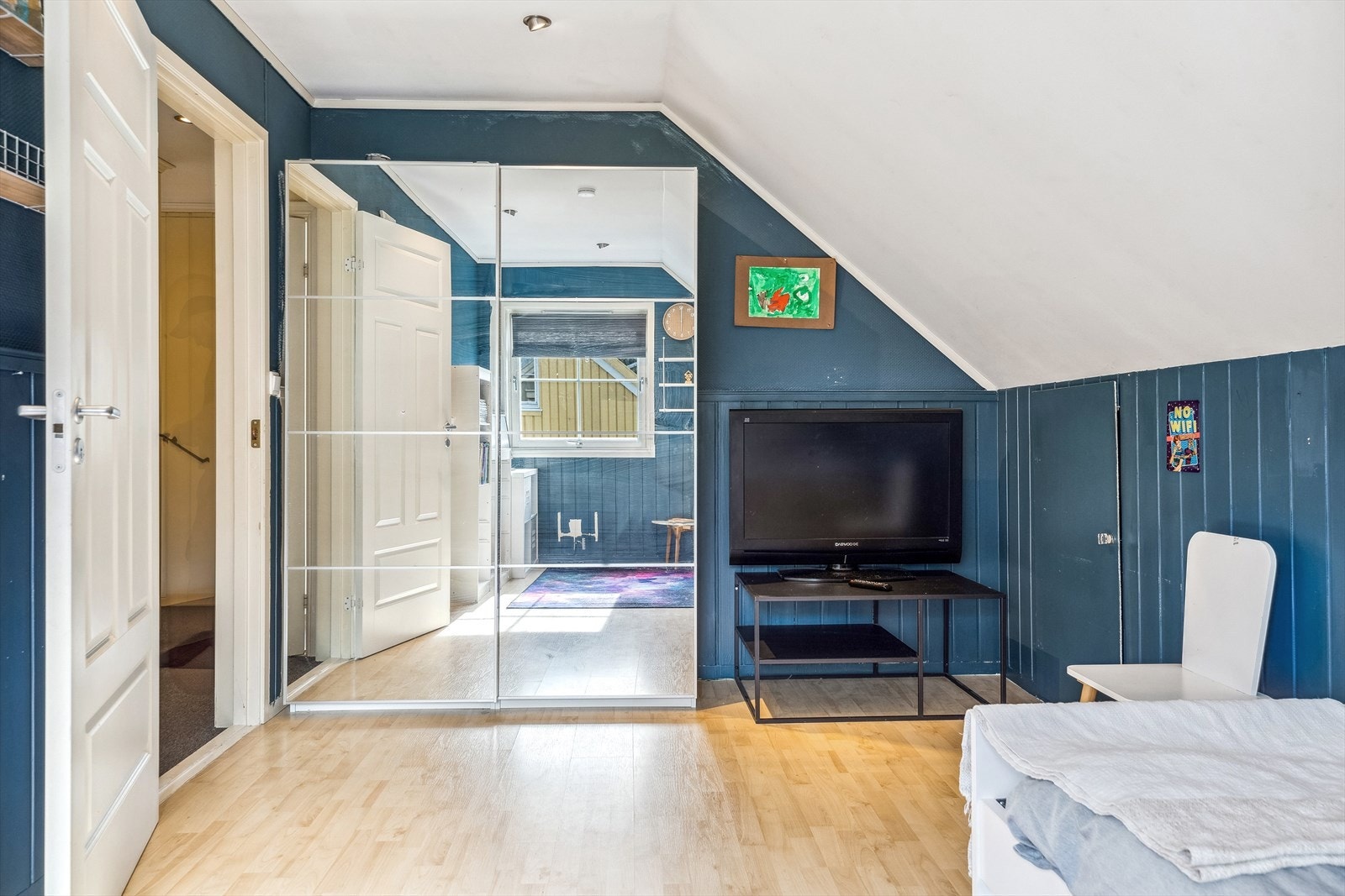 Det største soverommet har downlights og en stor skyedørsgarderobe med speilfronter for ekstra romfølelse. Galleribilde