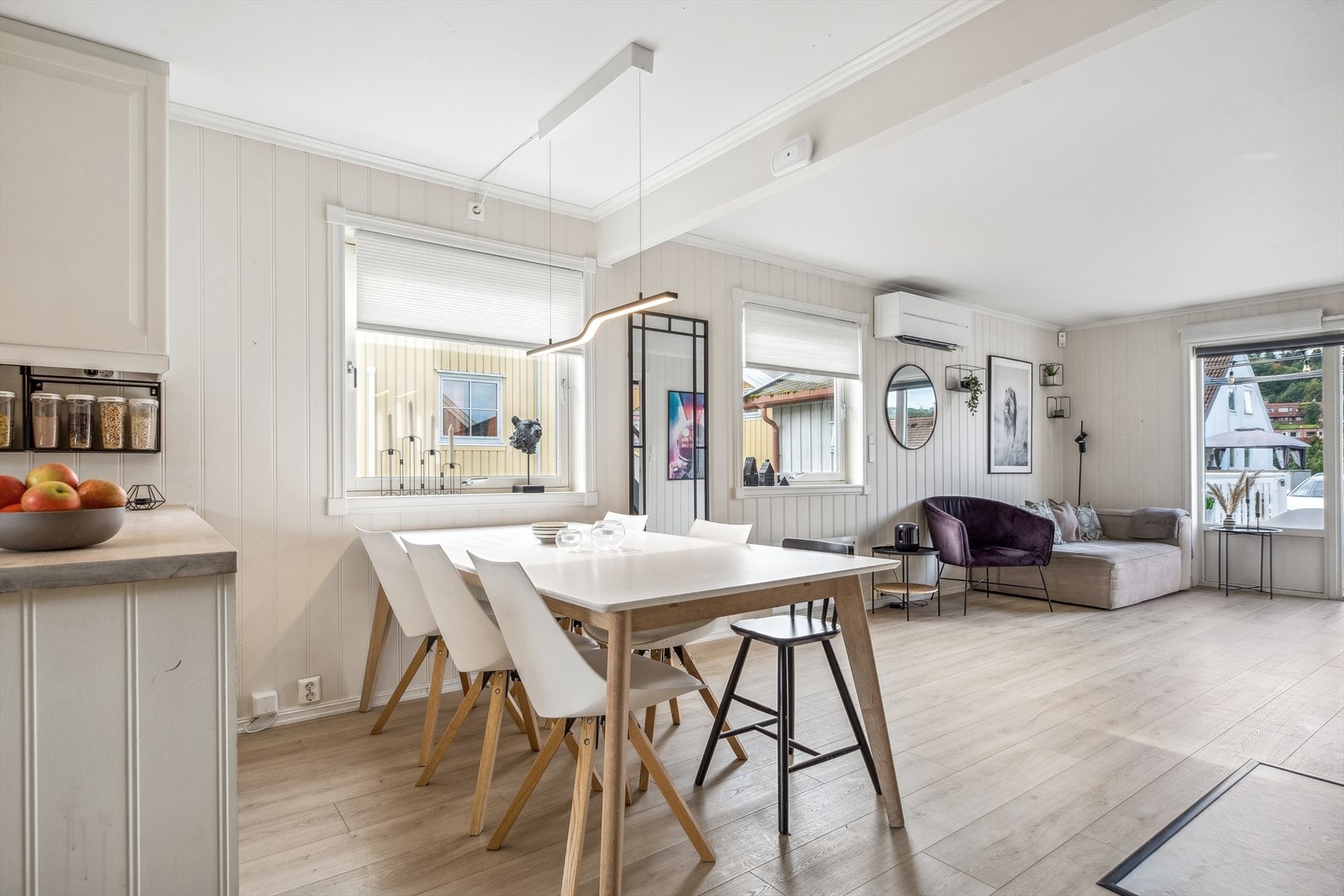 Planløsningen er gjennomgående, med lysinnslipp fra tre sider. Galleribilde