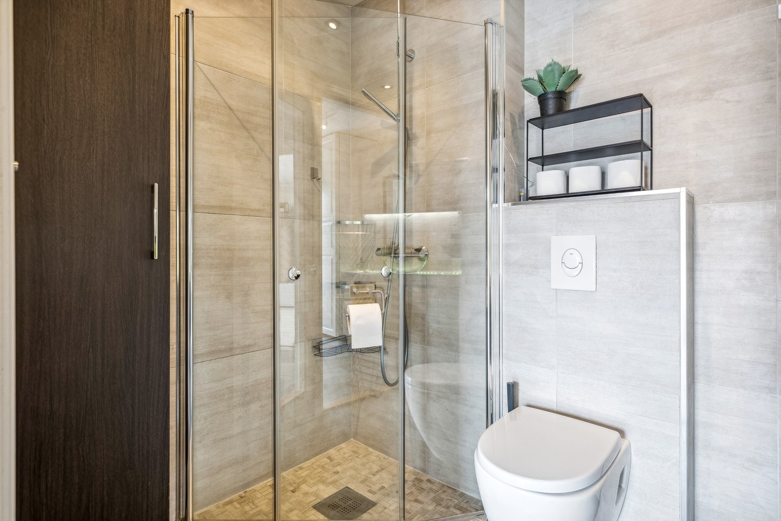 På badet er det gulvvarme, vegghengt toalett og et dusjhjørne med regnfallsdusj. Galleribilde
