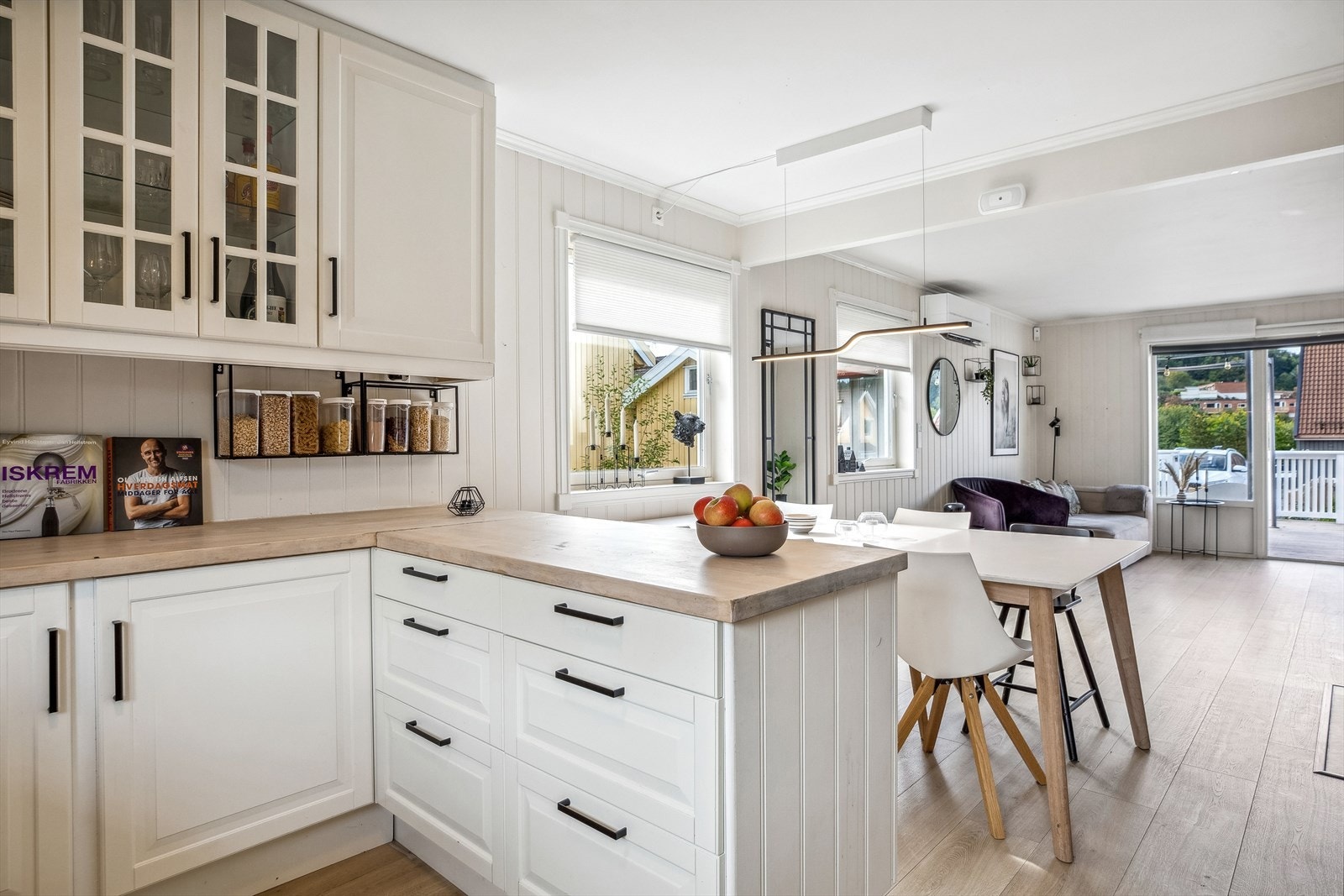 Ut mot stuen er det en barløsning, perfekt til måltider og gode samtaler, men også for lekselesing mens maten lages. Galleribilde