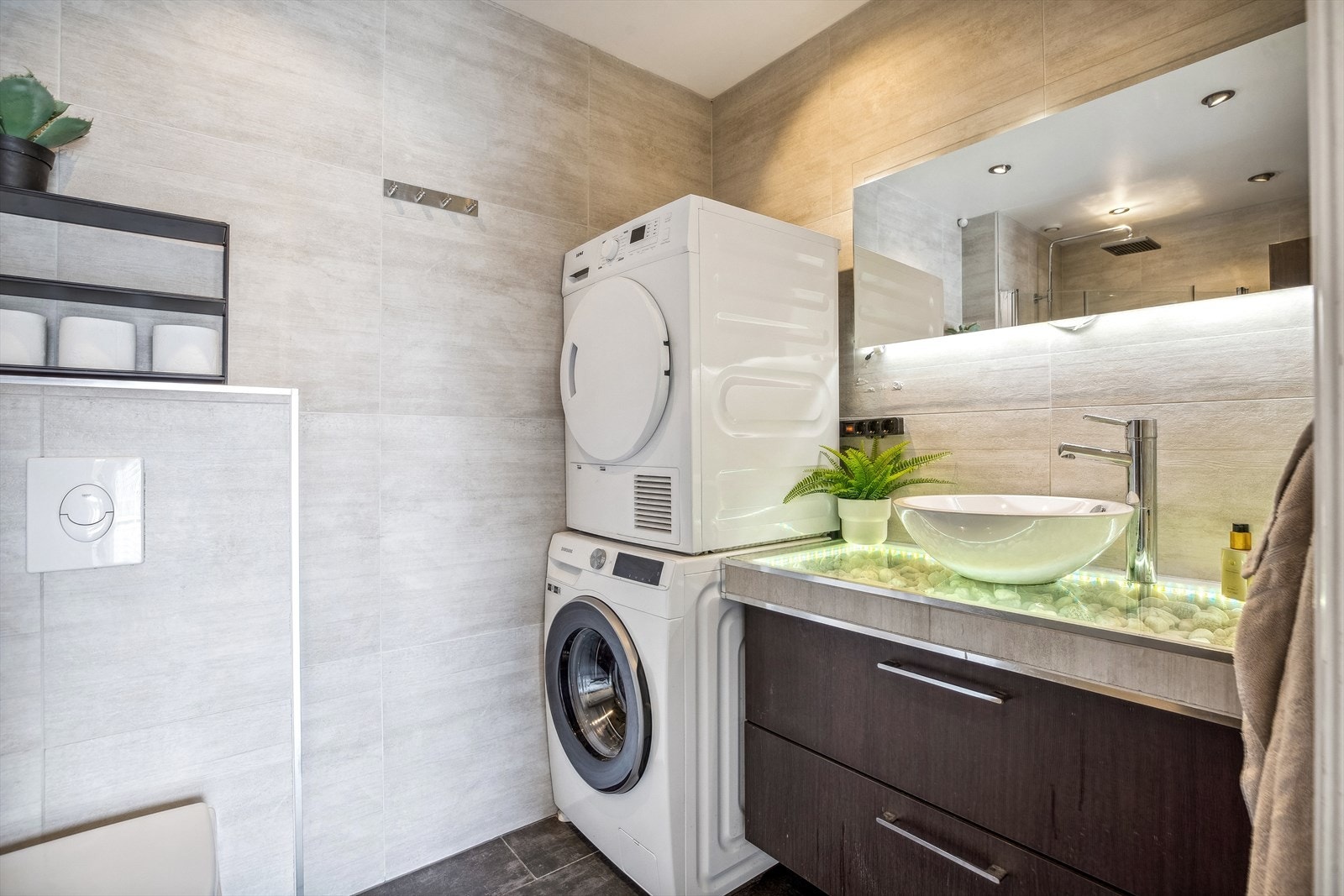 Badet ble lekkert pusset opp i 2015, og arbeidet inkluderte en moderne innredning med stilig effekt på toppen. Det er også plass til vaskemaskin og tørketrommel Galleribilde