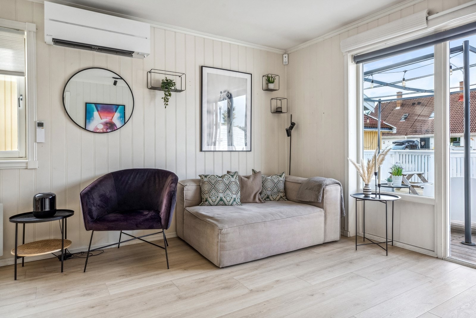 Eiendommen har en egen hage med gjerde og en stor, privat gårdsplass med lader for elbil. Galleribilde