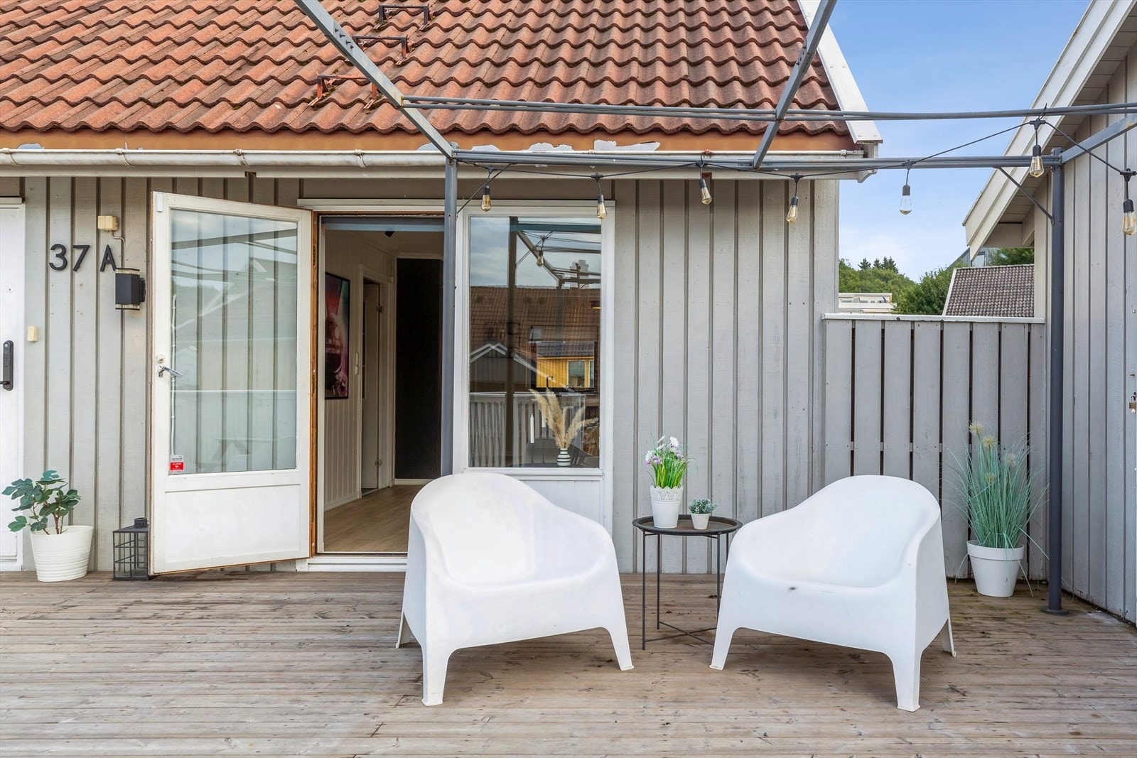 Fra hovedstuen er det utgang til en romslig markterrasse på ca. 38 kvm, med sportsbod og levegg mot naboen. Galleribilde