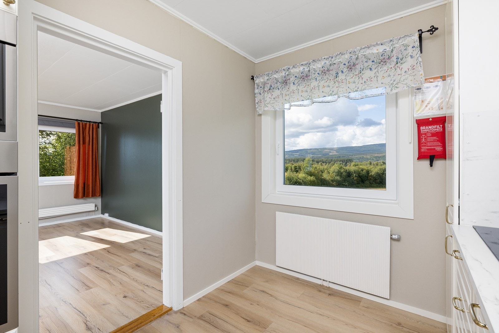 Kjøkken med utsikt. Galleribilde