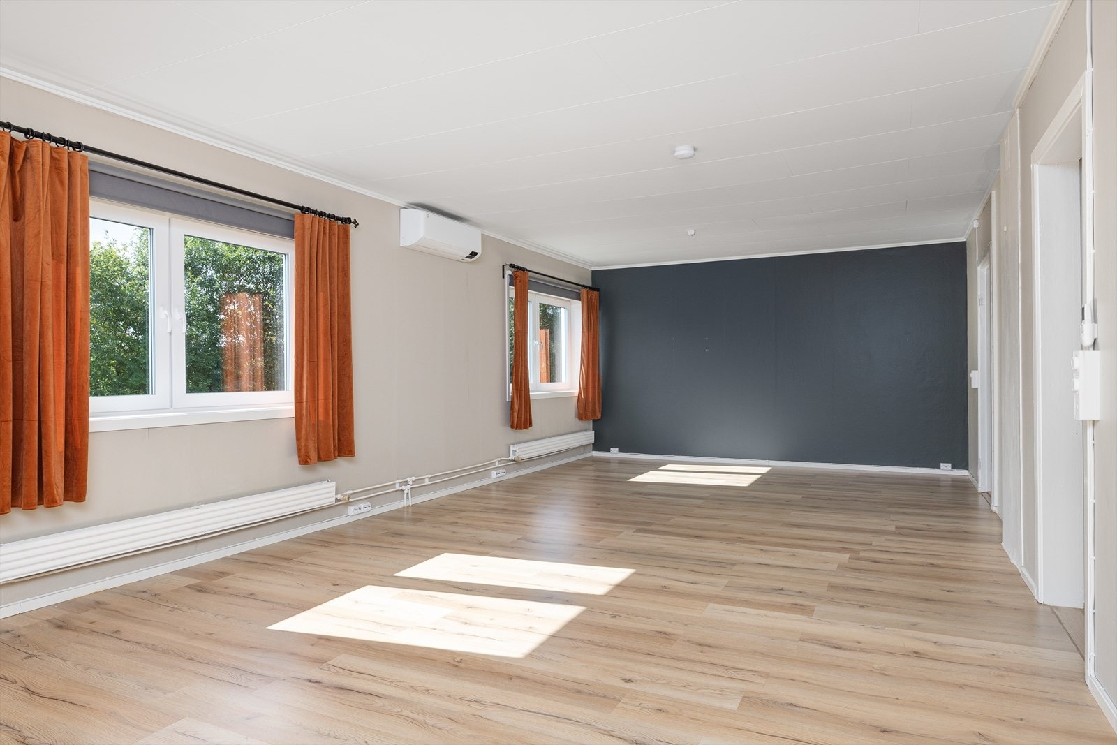 God plass til sofagruppe og spiseplass. Galleribilde