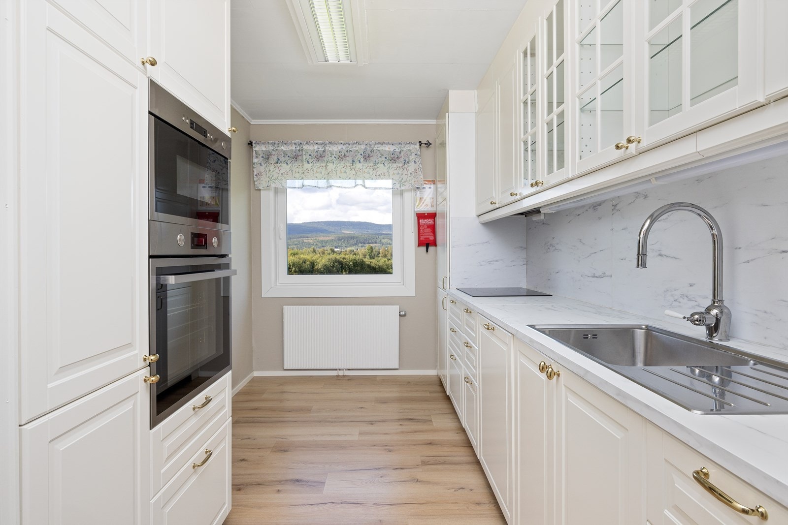 Gos skap- og benkeplass. Galleribilde